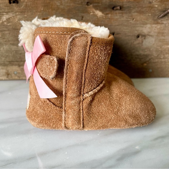 UGG Jesse Bow Crib Shoes•Infant Size 2-3•Ugg Chestnut Suede Lined with Shearling - Picture 1 of 12